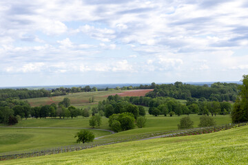Obraz premium Farm on rolling hills in Central Virginia