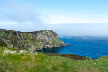 Horn Head Dramatische Klippenlandschaft am Meer mit Dunst