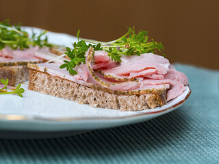 Mach einmal Pause, Schinkenbrot mit Gartenkresse belegt