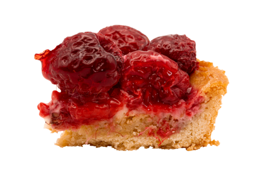 Part de tarte à la framboise, vue de côté, détails du gâteau en macro, format PNG