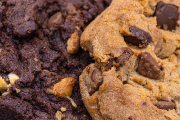 Vue en détails de deux cookies au chocolat et aux pépites de chocolat