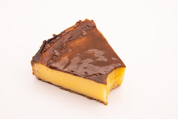 Part de flan qui a été croquée, sur fond blanc