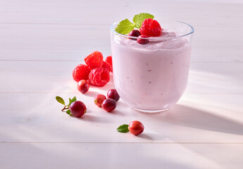 HImbeer Cranberry Quark Dessert mit Zitronenmelisse in Glas auf hellem Holzfond, Dessert, Nachtisch, 