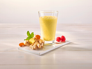  Ingwer Buttermilchdrink mit Himbeeren und Curcuma, Drink, Milchshake, Himbeeren, 