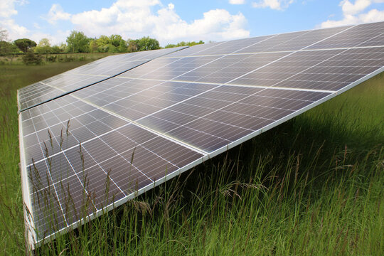 Parc photovolta&iuml;que, panneaux solaire dans le champ