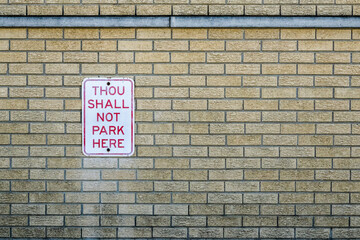 Fototapeta premium thou shall not park here sign on brick wall