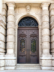Obraz premium Ornate Wooden Entrance Door of the Historic Burgtheater in Vienna, Austria.