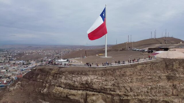 Bandera de Chile flameando sobre el Morro de Arica, Chile