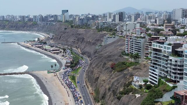 Edificios y acantilados frente al mar en la Costa Verde de Lima, Per&uacute;