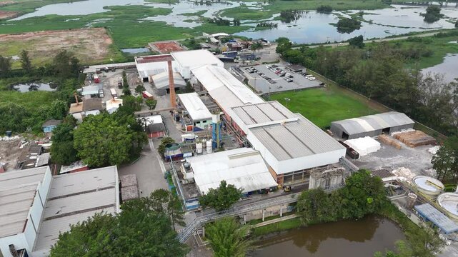 V&iacute;deo a&eacute;reo em 4K mostra ind&uacute;stria de papel com vista ampla das instala&ccedil;&otilde;es, &aacute;reas de produ&ccedil;&atilde;o, silos e maquin&aacute;rio, evidenciando a escala industrial e o processo produtivo sustent&aacute;vel