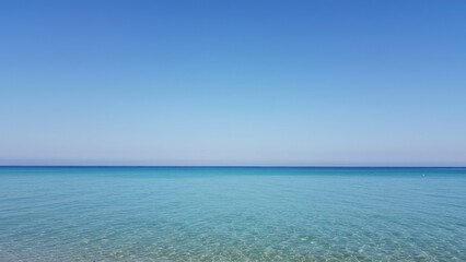 Obraz premium Calm sea with horizon and blue sky