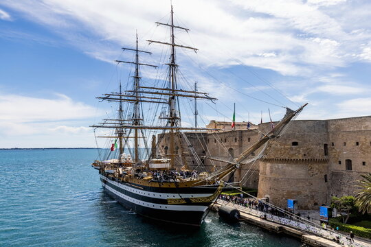 Nave scuola Amerigo Vespucci ormeggiata al molo del porto di Taranto il 21 aprile 2025 durante il tour mondiale del 2023-2025