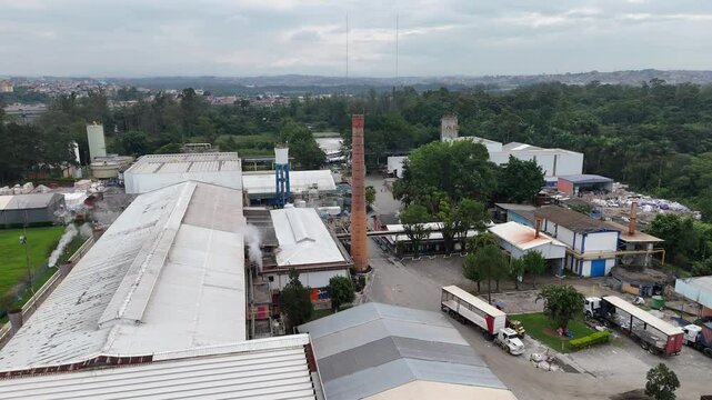 V&iacute;deo a&eacute;reo em 4K mostra ind&uacute;stria de papel com vista ampla das instala&ccedil;&otilde;es, &aacute;reas de produ&ccedil;&atilde;o, silos e maquin&aacute;rio, evidenciando a escala industrial e o processo produtivo sustent&aacute;vel