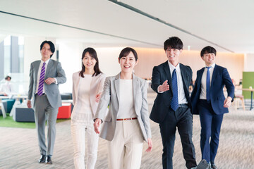 Obraz premium 強い女性リーダーのもとで働くビジネスパーソン