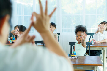 Obraz premium Group of diverse children enjoy learning about the STEM.