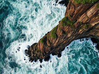 Obraz premium Madeira Coastline: Foamy Waves Crashing on Cliffs
