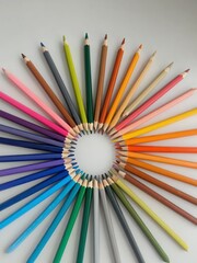 Obraz premium Top view of colored pencils arranged in perfect color gradient Artistic precisi