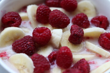 Oatmeal with raspberries and bananas, in almond milk