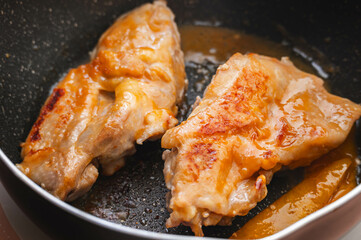 味噌の素を塗って焼いた鶏モモ肉