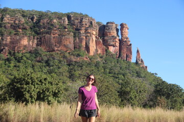 mulher na serra do roncador em barra do garças, mato grosso 