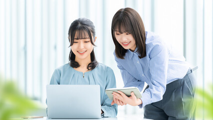 ミーティングをする2人の女性・ビジネスウーマン