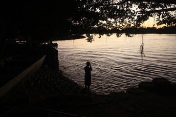 nascer do sol no rio são lourenço em porto jofre, poconé, mato grosso 