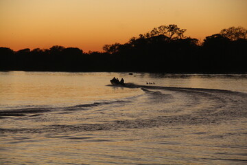 nascer do sol no rio são lourenço em porto jofre, poconé, mato grosso 