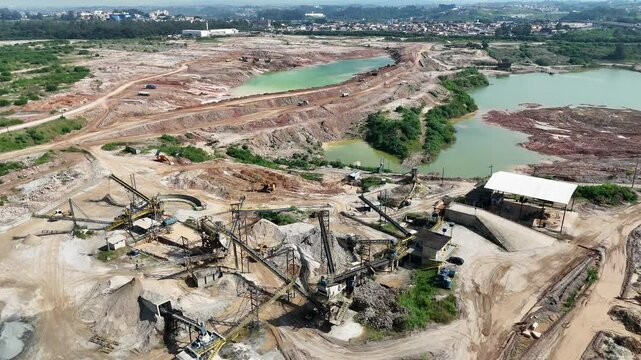 &Aacute;rea industrial de minera&ccedil;&atilde;o capturada por drone, mostrando equipamentos pesados como britadores, escavadeiras e esteiras transportadoras em opera&ccedil;&atilde;o para extra&ccedil;&atilde;o de areia e brita