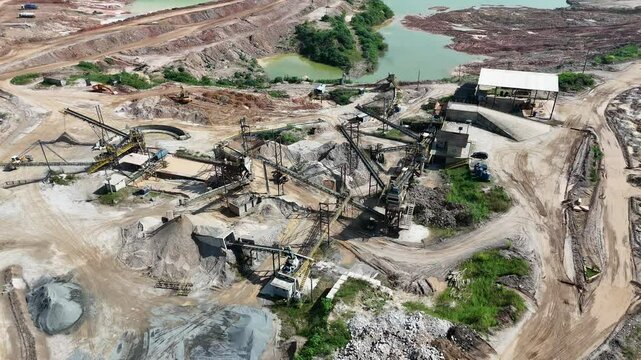V&iacute;deo a&eacute;reo em 4K de uma ind&uacute;stria mineradora em plena atividade. A movimenta&ccedil;&atilde;o de m&aacute;quinas pesadas e esteiras revela a alta produ&ccedil;&atilde;o e a for&ccedil;a do setor de minera&ccedil;&atilde;o no Brasil