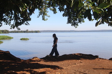 mulher na beira do rio paraná em guaíra, onde antigamente havia as sete quedas, no paraná 