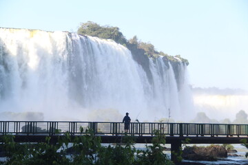 silhueta de homem em frente às cataratas do iguaçu, em foz do iguaçu, paraná 