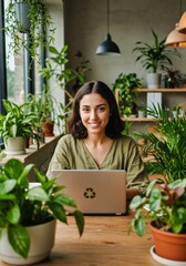 Mujer sonriente trabajando en un portátil ecológico rodeada de plantas