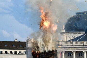 Züricher Frühlingsfest Sechseläuten Sächsilüüte; Anzünden eines Schneemanns auf einem Scheiterhaufen, um den Winter auszutreiben und den Frühling zu begrüßen
