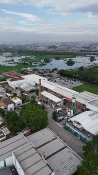 Imagem a&eacute;rea mostra em detalhe uma ind&uacute;stria de papel em funcionamento. F&aacute;brica de grande porte com v&aacute;rias &aacute;reas operacionais, tanques e chamin&eacute;s, destacando a produ&ccedil;&atilde;o e log&iacute;stica do setor