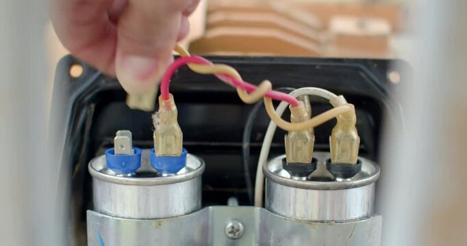 Disconnect the power cord to replace the capacitor.Replace water-sucking motor capacitor.