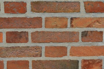 Mur de briques jointé de blanc réalisant un arrière-plan à motif.