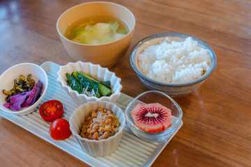 彩り豊かなヘルシー和朝食セット