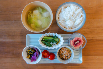 彩り豊かなヘルシー和朝食セット