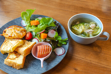 フレンチトーストと彩りサラダ朝食プレート