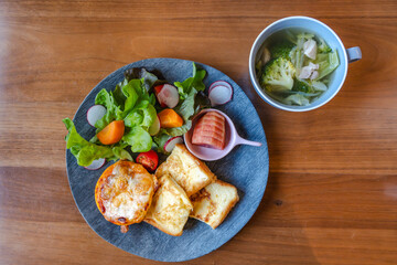 フレンチトーストと彩りサラダ朝食プレート