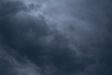 Obraz premium Dark cloudy sky before a thunderstorm. Bad weather.