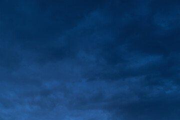 Obraz premium Dark cloudy sky before a thunderstorm. Bad weather.