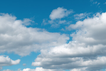 Fototapeta premium White clouds in the blue sky on a bright sunny day.