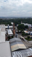 Vista vertical por drone de uma indústria de papel mostrando tanques, tubulações, galpões e...