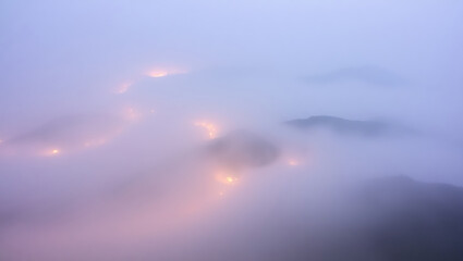 Obraz premium Misty Mountains during Twilight: A Serene and Atmospheric Landscape Photography