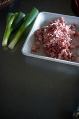 ネギと刻んだ豚肉