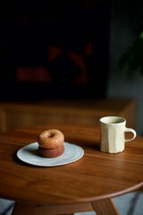 おやつのドーナツ二段とホットコーヒー