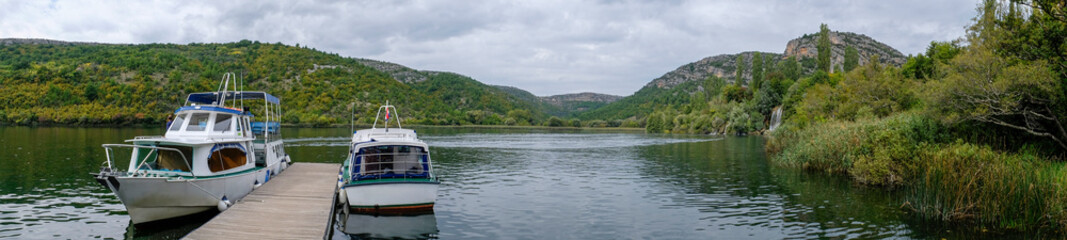 Fototapeta premium Nationalpark Krka, Ausflugsboote, Kroatien
