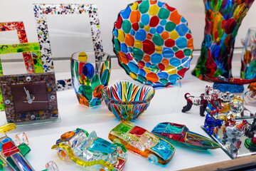 Obraz premium Colorful souvenirs from famous Murano glass on showcase of gift shop in Venice..