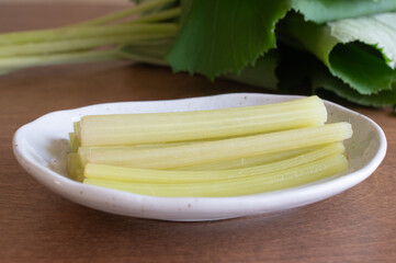 テーブルに置かれた蕗の水煮のクローズアップ